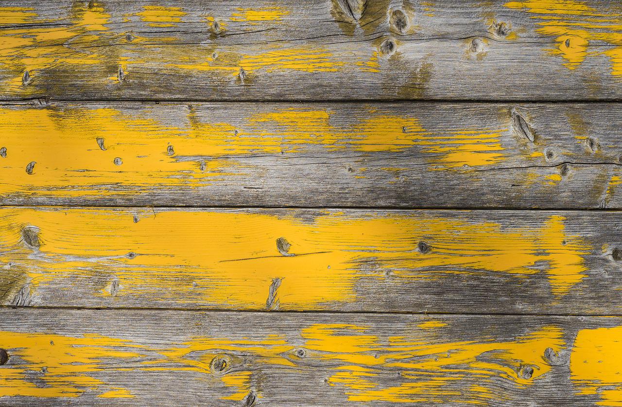 Drewniane deski pomalowane miejscami na żółto