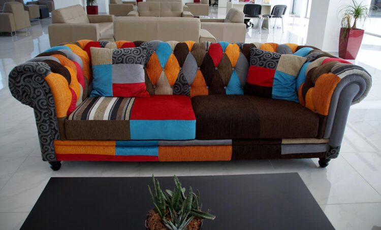 Kolorowa tapicerowana sofa w sklepie meblowym