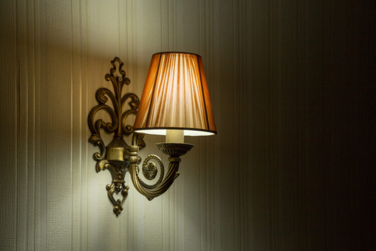Zamontowana elegancka lampa ścienna w domu